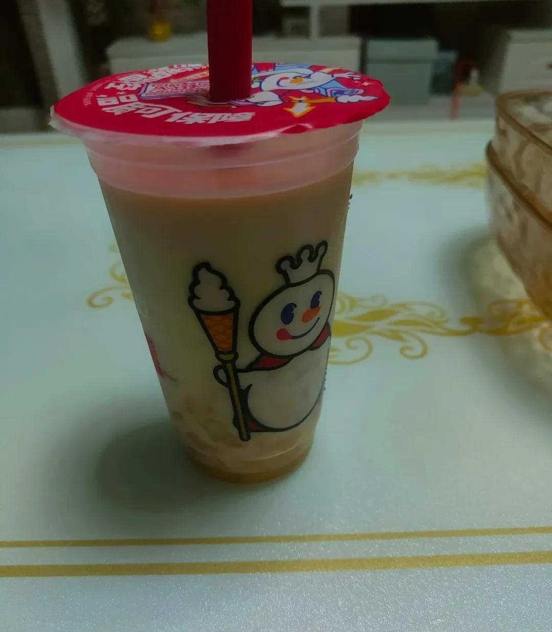 今天是8月7号立秋的节日。
不知道各位女士们有没有收到秋天的第一杯奶茶？
其实喝