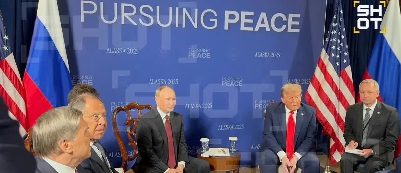 新闻发布会后，CNN说“特朗普对普京在发布会上的表现感到愤怒”。福克斯记者说“感