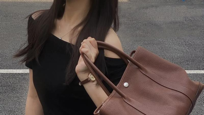 爱马仕继承人的财富幻灭：从34处房产赠园丁到卖房地产股份度日！