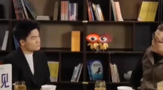 董宇辉接受新浪财经专访，对离开老东家的问题，进行了正面回答，应该是保密期限已过的