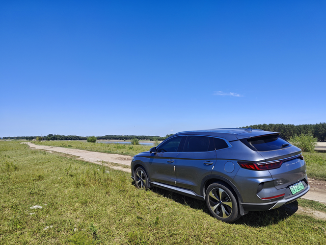 FSD已上车
总体上FSD避震器的阻尼力比之前强不少，遇到起伏路能拉的住车身不至