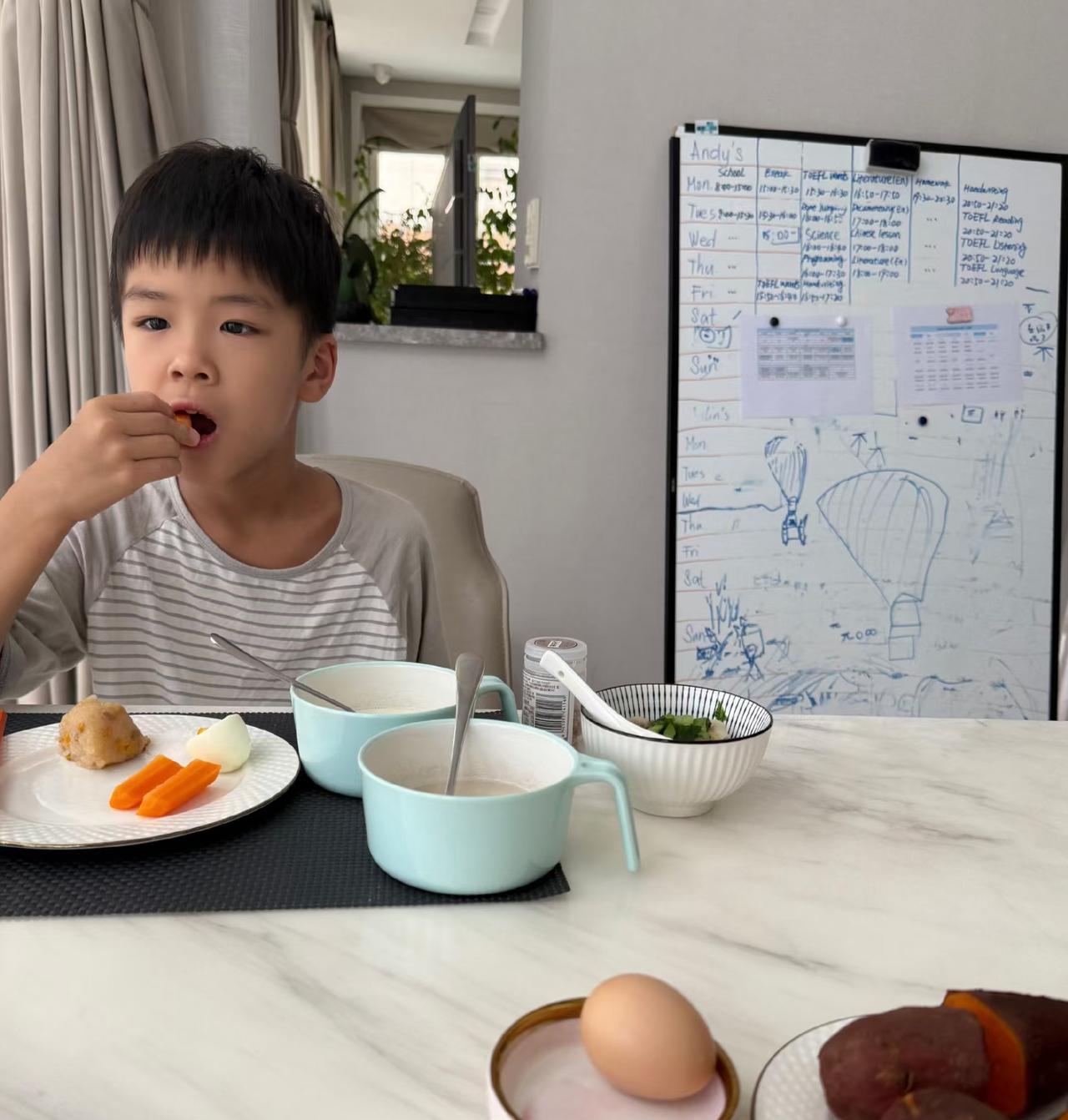 杨子难得晒照他和黄圣依的小儿子安麟，却意外暴露了豪门生活让人意想不到的3点。
一