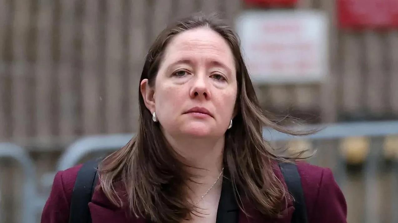 美国司法部悄无声息地解雇了负责起诉爱泼斯坦、麦克斯韦尔和迪迪的检察官莫琳·科米，