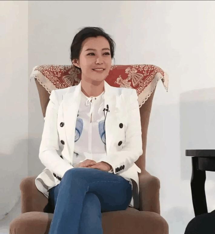 虽然她有一点发福，有一点身材臃肿了，但不影响她气质，这也太美了吧，美到发光，比孙