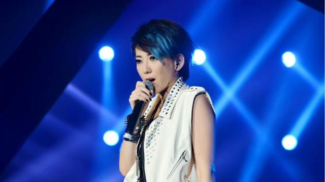 2011年的《快乐女声》的舞台上，堪称一场充满戏剧性的音乐混战，在决赛前夺冠大热门无疑是刘忻和洪辰