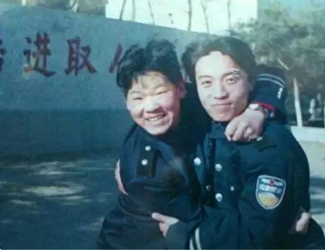 岳云鹏身家过亿后，给父母和5个姐姐买车、买房，花了将近一千万，然而，对还在农村的