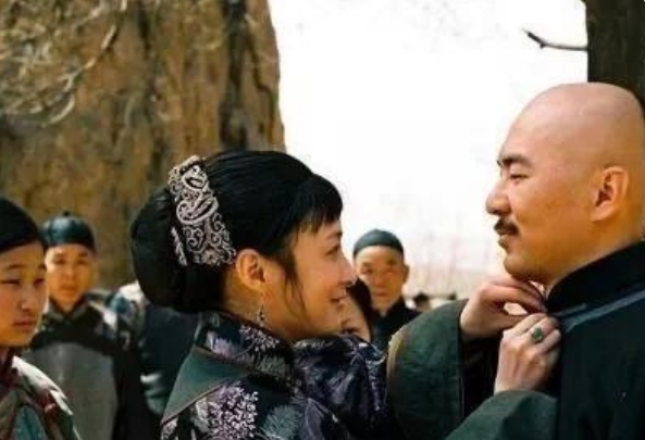 2005年，陈建斌拍完戏回到家中，就匆忙收拾行李，留下一张纸条给女友吴越：“我和