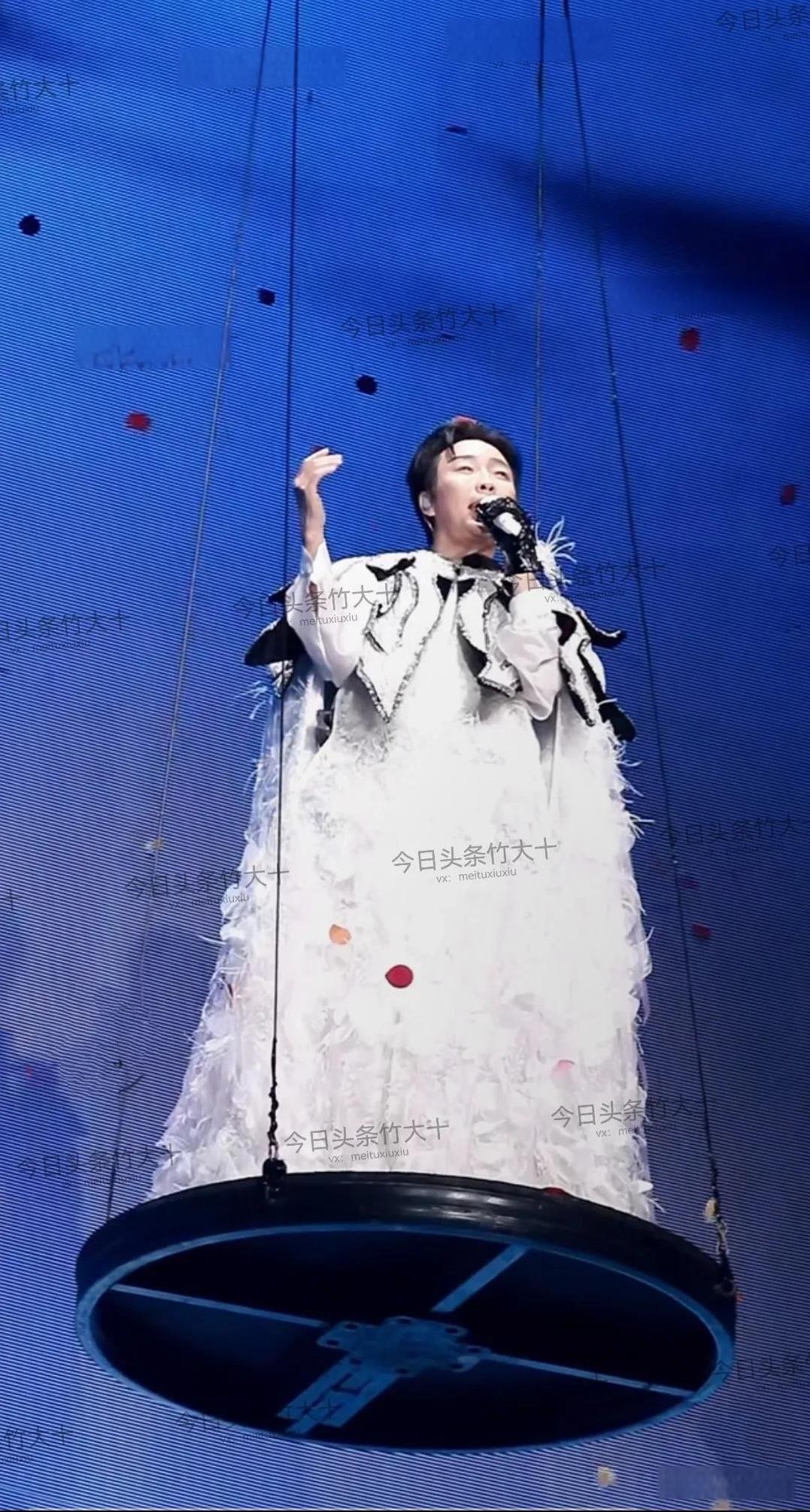 发现李玉刚如今没以前红了，不知咋回事？这是他世界巡回演唱会时的造型，看他掉在空中