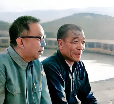 这是山西两位老乡坐在池塘边聊天。解放后，山西与陕西常出现大人物。这些大人物虽然出