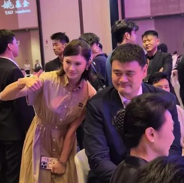 吴艳妮晒出了参加姚基金的照片，她配文写道：“助力姚基金晚宴和慈善赛，非常高兴为我