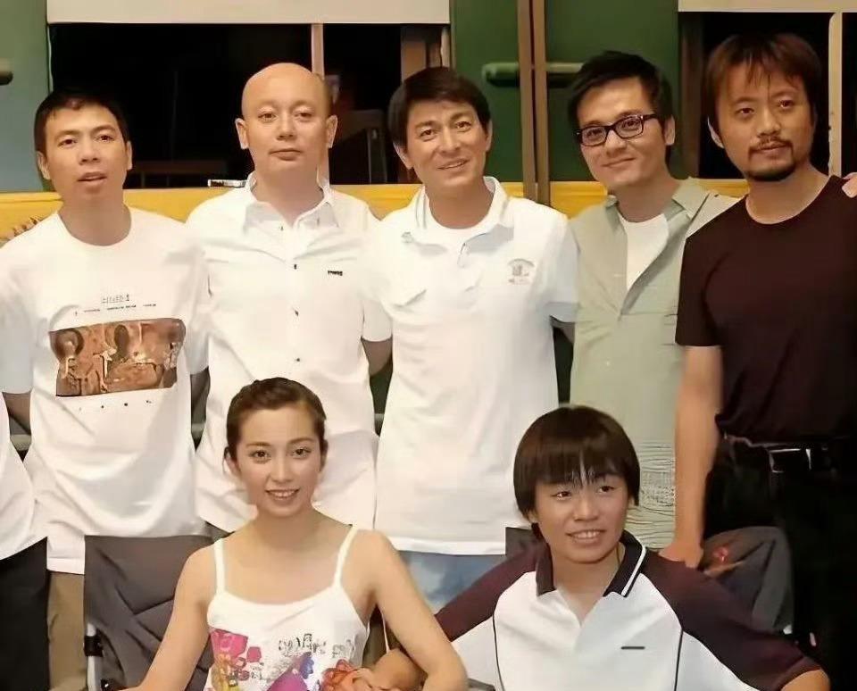 20年前的电影圈，真好
没有番位之争
5个大咖居然在后面站着
而咖位最小的王宝强