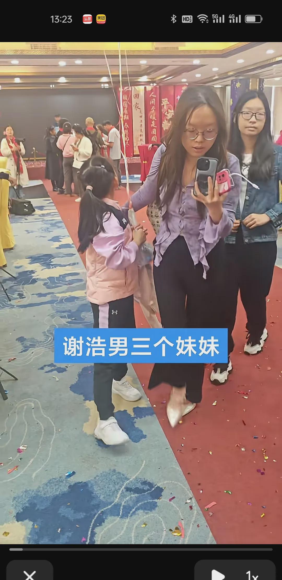 这位姐姐承担了母亲的职责，抚养着两个妹妹！姐姐说道：父亲外出寻找哥哥，家里只有她