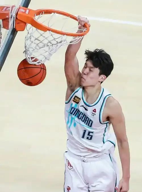 杨瀚森今天在夏季联赛最后一场比赛中表现出色，8分8个篮板，5次助攻，3个盖帽的全