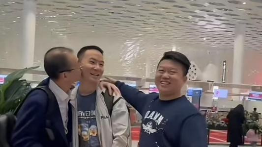 谢浩男到南京了！准备请吃南京菜，谢爸痛苦喝奶茶，嘴里却说好甜