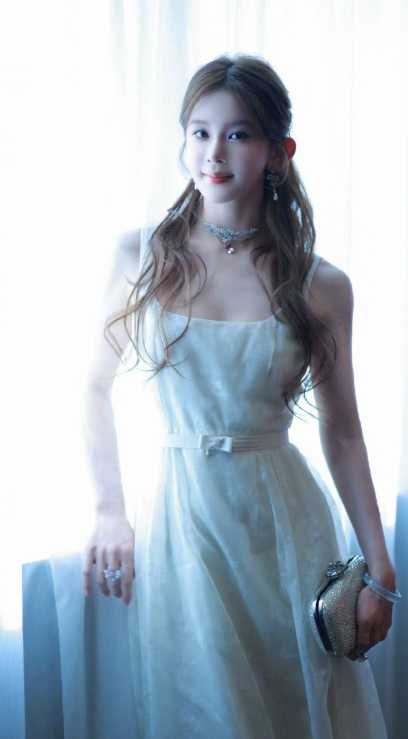 就算不承认也看出来有整容，对比林多美时期，当时看觉得多美嘴唇有点怪，但是更有清纯