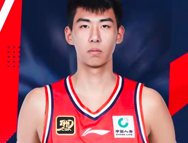 徐昕的模板其实不是高大中锋，而是最熟悉的小个后卫，原因是:徐昕今年22岁，说小也