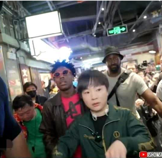 真是丢人丢到姥姥家了！

4月7日甲亢哥长沙直播现场，文和友老板硬抢卤鹅哥座