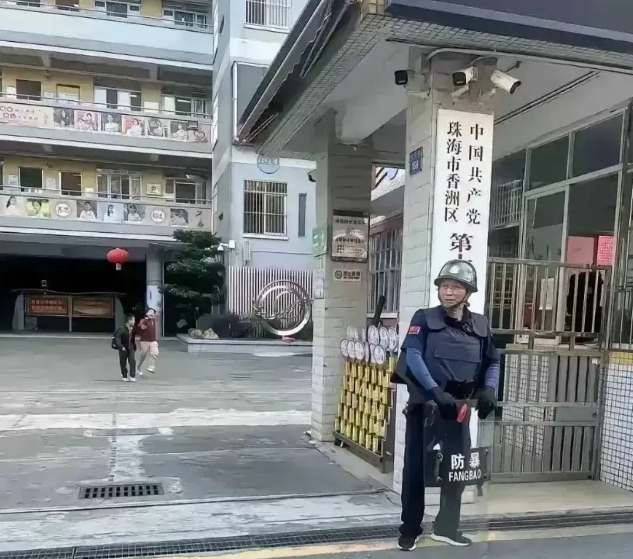 这位都已经这么大年纪了，有贼来了，跑都不快，请他能保护什么？