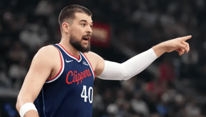 联盟消息源透露，在此前的交易问价阶段，快船至少需要获得两个首轮选秀权才会考虑放走