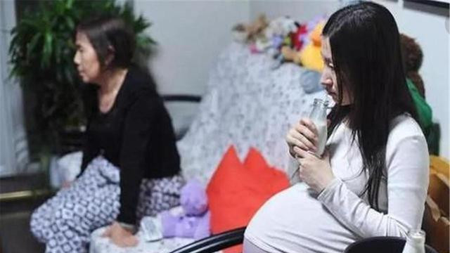59岁大妈哭诉：把儿媳当女儿一样宠爱，是我这辈子做过最后悔的事