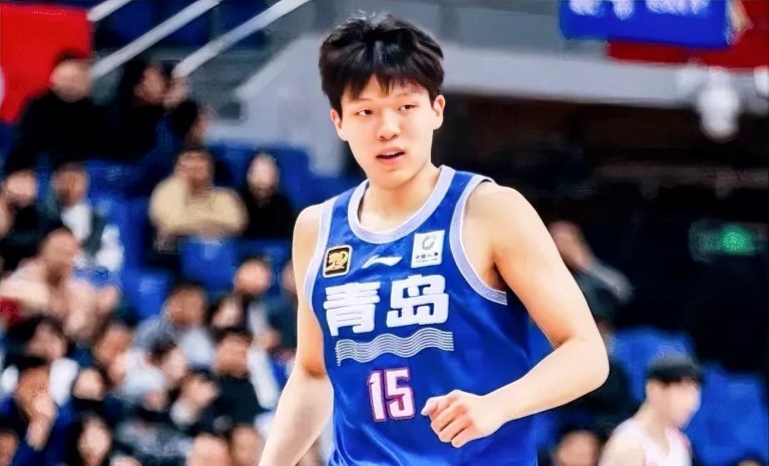 青岛与广厦的决战，直接影响杨瀚森能否进入NBA。
胡金秋作为CBA本赛季常规赛本