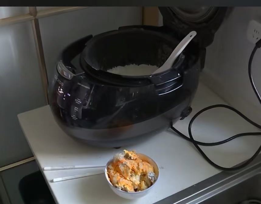 “我活了60岁，没见过这样的怪事！”浙江杭州，大爷煮了一锅饭没吃完，两天后发现熟