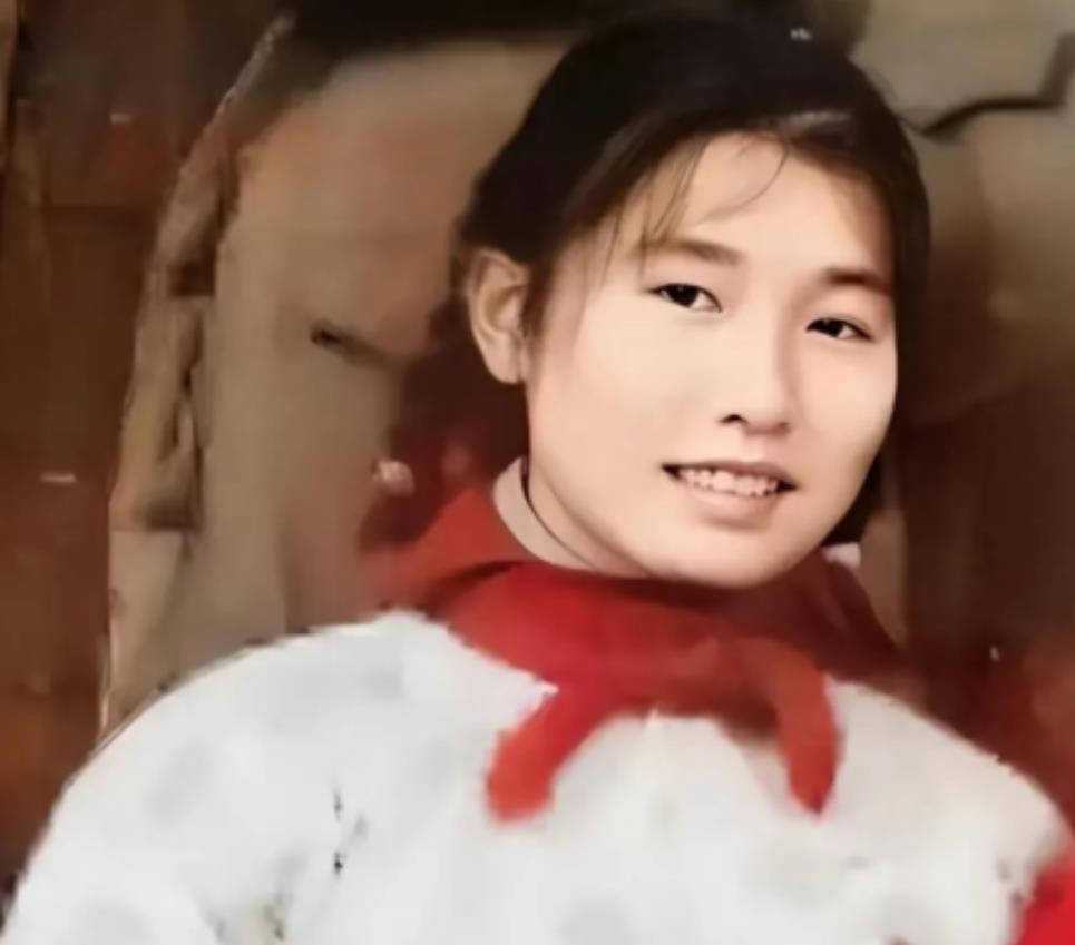 1973年，女知青黄丽萍携农村丈夫回宁波父母家，一进门，丈夫看到墙上挂着的照片大