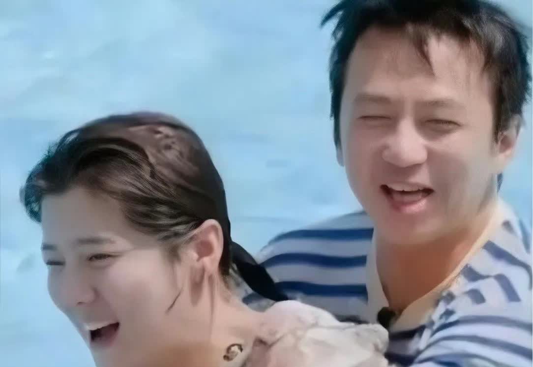 邓超差点就被网暴了，结果发现被抱着的人不是谢娜