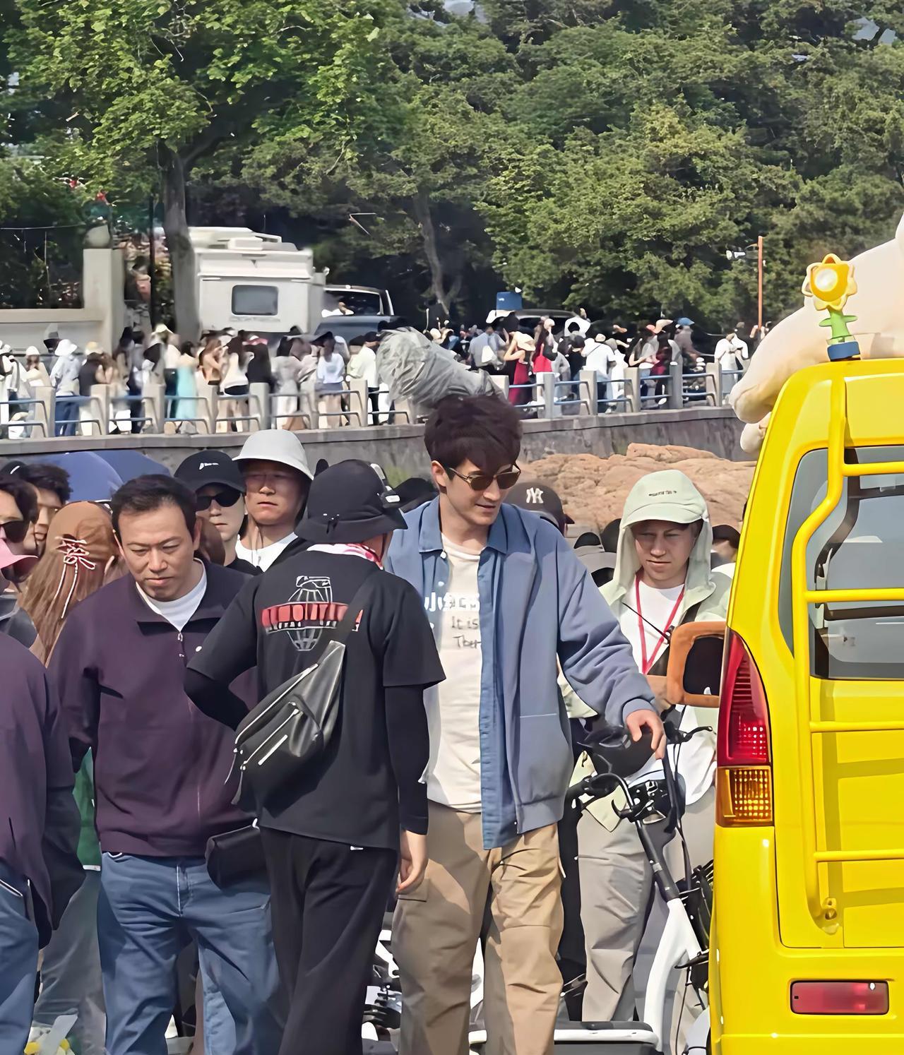 近日，林更新在青岛拍戏，还看到了“大潘”，现场来了好多人啊。
林更新本来也会搞笑