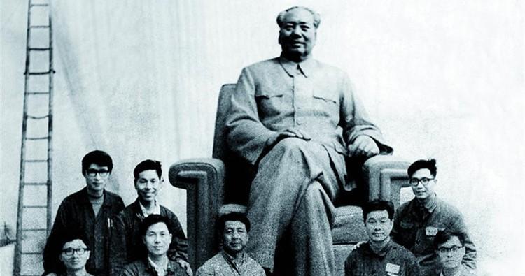 1977年，毛主席纪念堂的雕刻完成后，有人对雕像的造型提出异议，于是决定拆除，此