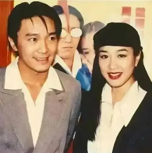 主持人问钟丽缇:“周星驰有没有追过你？”钟丽缇说:“好像是我追他了。”主持人好奇