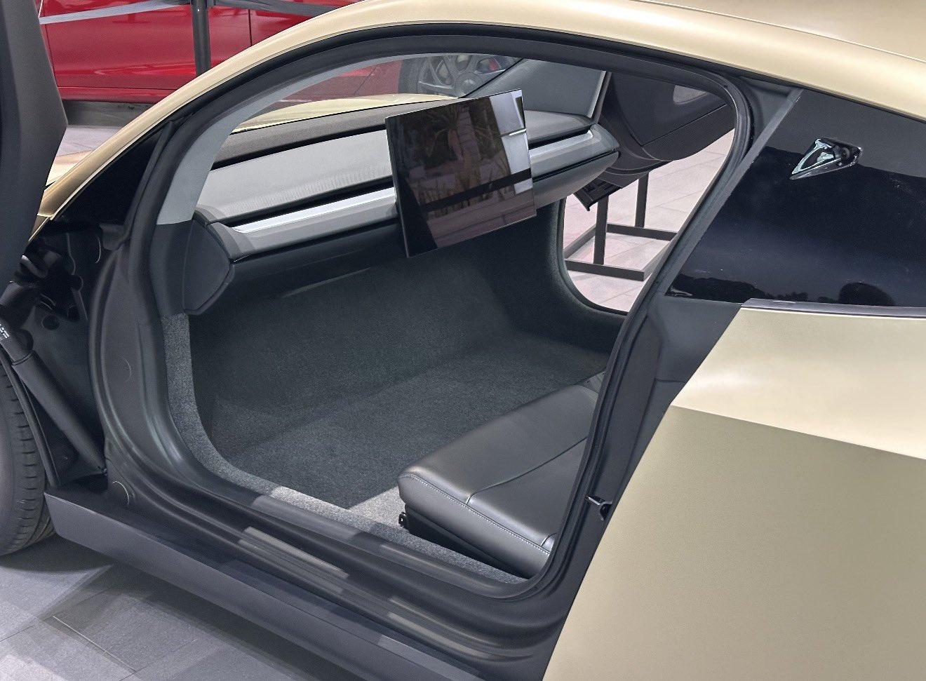 敢坐吗？特斯拉新车连方向盘都删了，安全全靠算法撑着
 
特斯拉Cybercab正