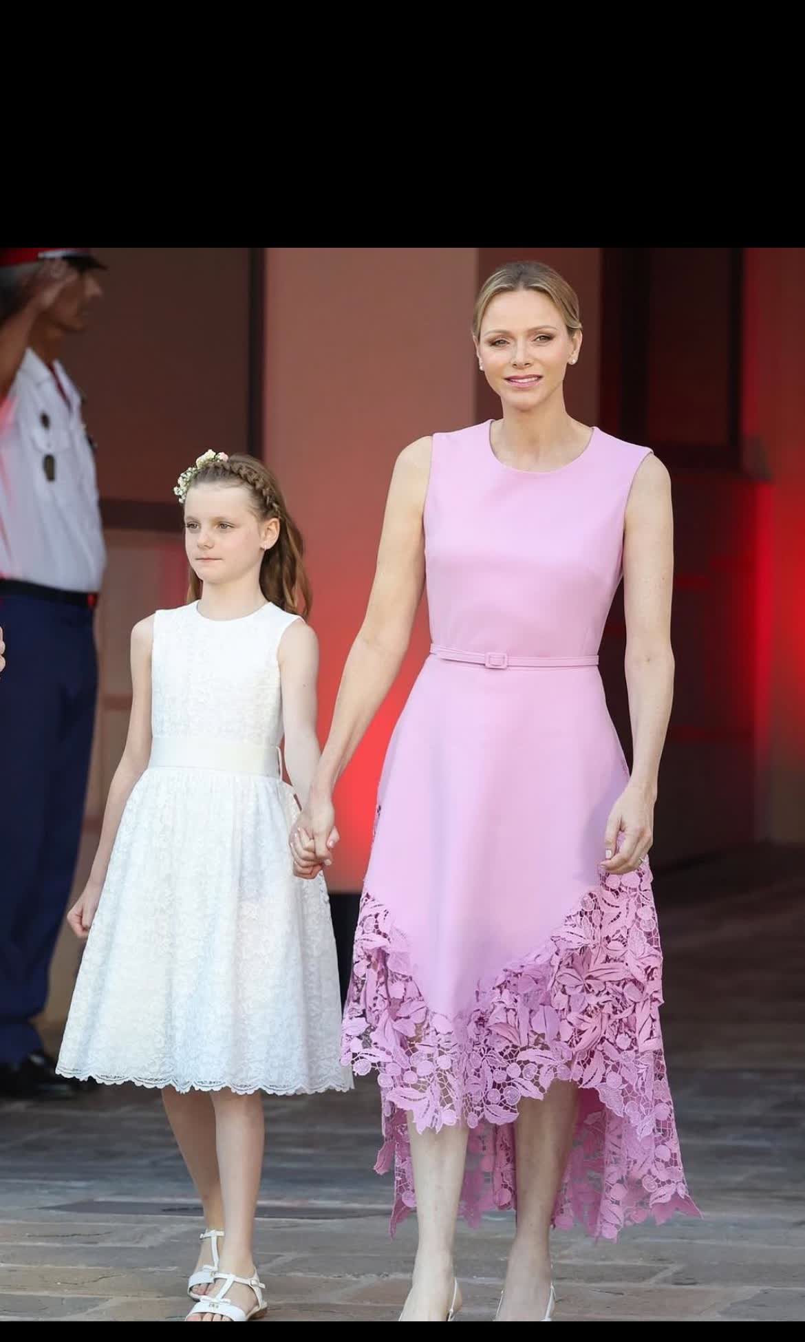 夏琳王妃和她的美貌女儿。
昨天摩纳哥王室一家现身，庆祝村长登基20周年。话说都