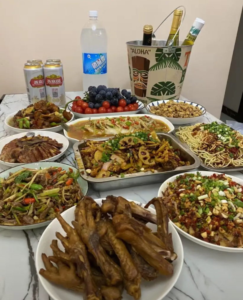 过生日，我辛苦半天做了一桌子菜
花销两百多
不比外边饭店强吗？