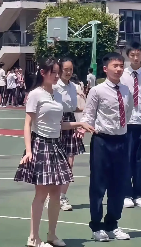 现在的孩子营养比我们那时候好多了
