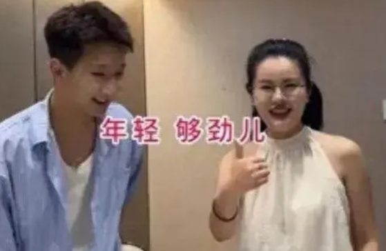 河南有对年轻人相亲。女方三十多岁，是公司经理，收入不错。男方才二十五六，刚参加工