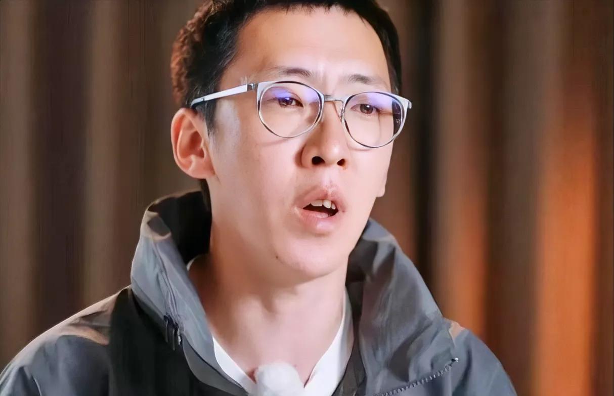 近日，知名博主留几手发表了一番关于雷军的犀利言论，称雷军被推得太高并非好事。此言