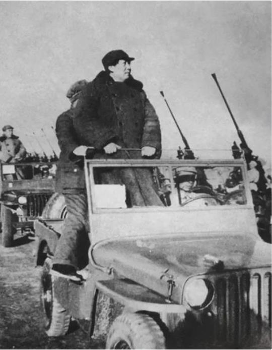 毛主席阅兵，车颠簸，将军一条腿跨车外，半蹲半卧护领袖

1949年3月25日下午