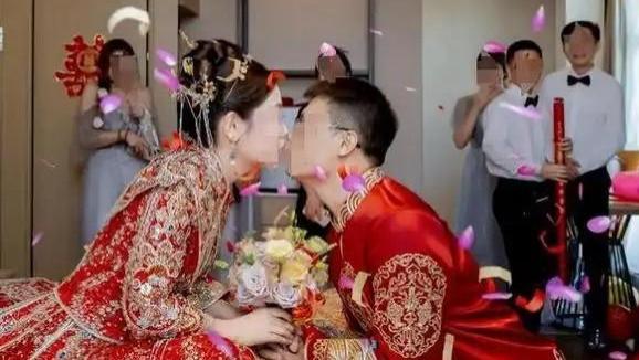 狗血！三人行婚礼两个新娘身份被扒，曝父母都同意，男方更炸裂