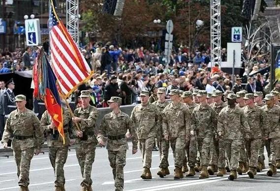 美国人阅兵了，没有钢铁洪流，一群大兵懒懒散散，不踢正步
