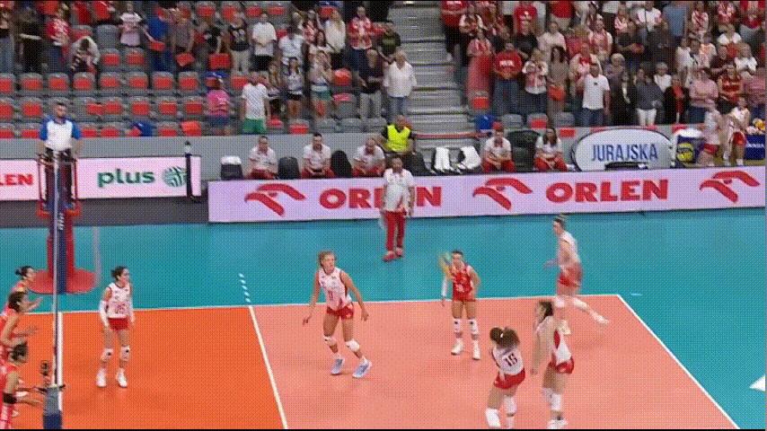 正在直播中国女排VS波兰女排友谊赛！中国女排依然是全主力首发出战，吴梦洁、庄宇珊