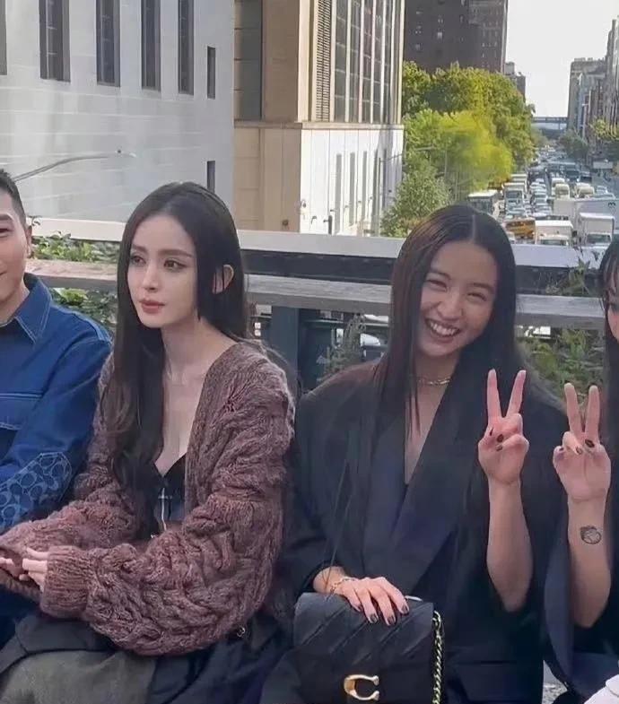 在绝对的美貌面前，普通美女的美都显得很费力，
古力娜扎只需静静的坐在那里，就轻松