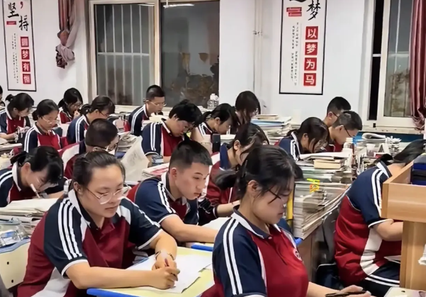 家长反对学校双休
目前全国多个地区实行高中周末双休，但这也引起了家长的反对，他们