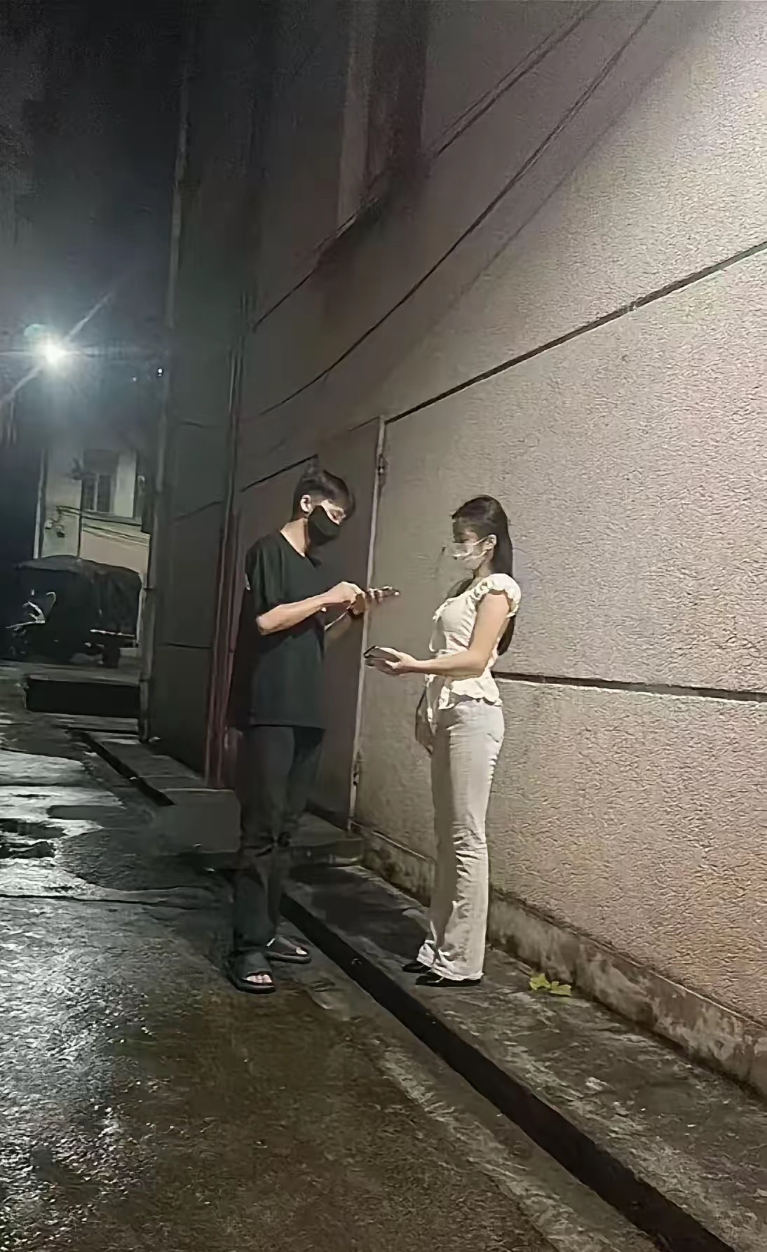 回家路上撞见的，他们这是在干嘛？