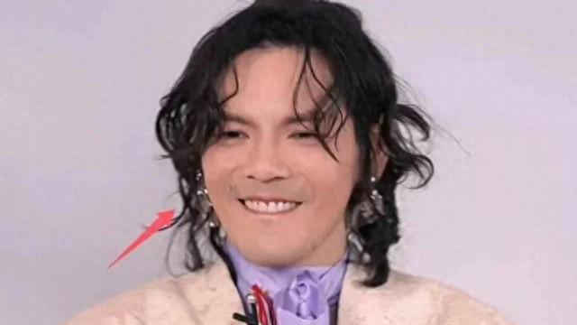 向佐穿女装上瘾，直播间换多套女装，画面割裂，评论区失控！