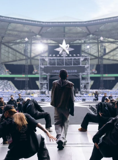 从杀猪音到猫猫跳，舞台秒变“动物狂欢场”！没有偶像包袱的即兴互动，搭配超绝唱功，