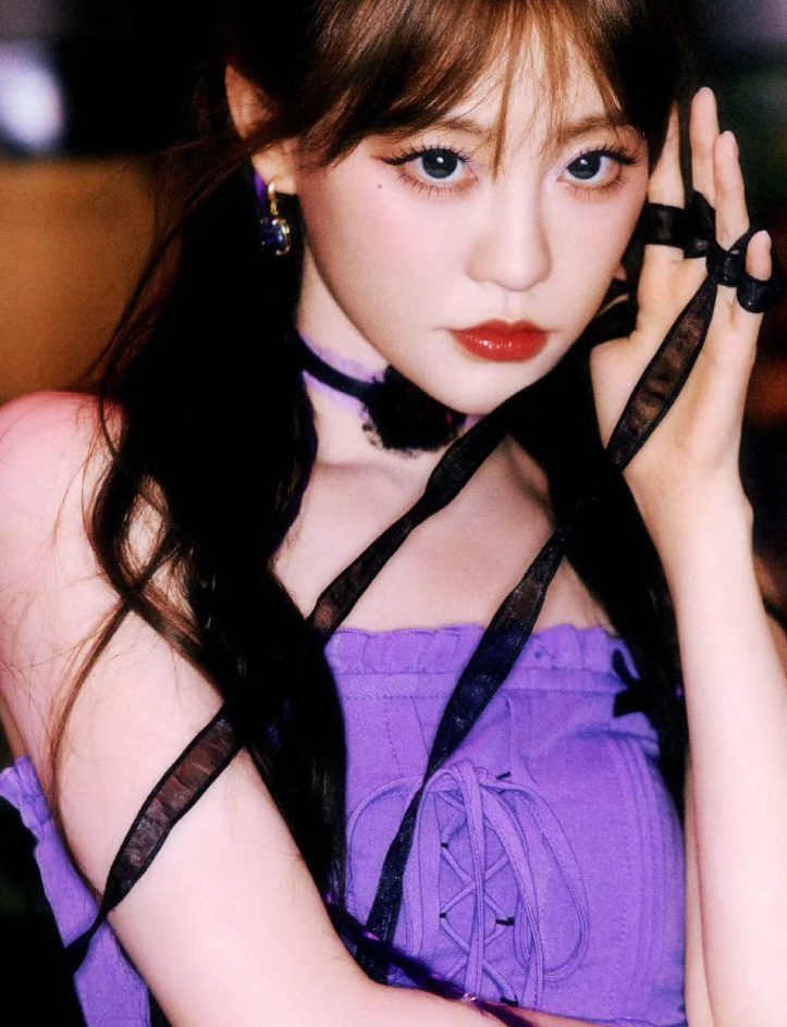 祝绪丹紫色长裙造型，宛如青春活力精灵