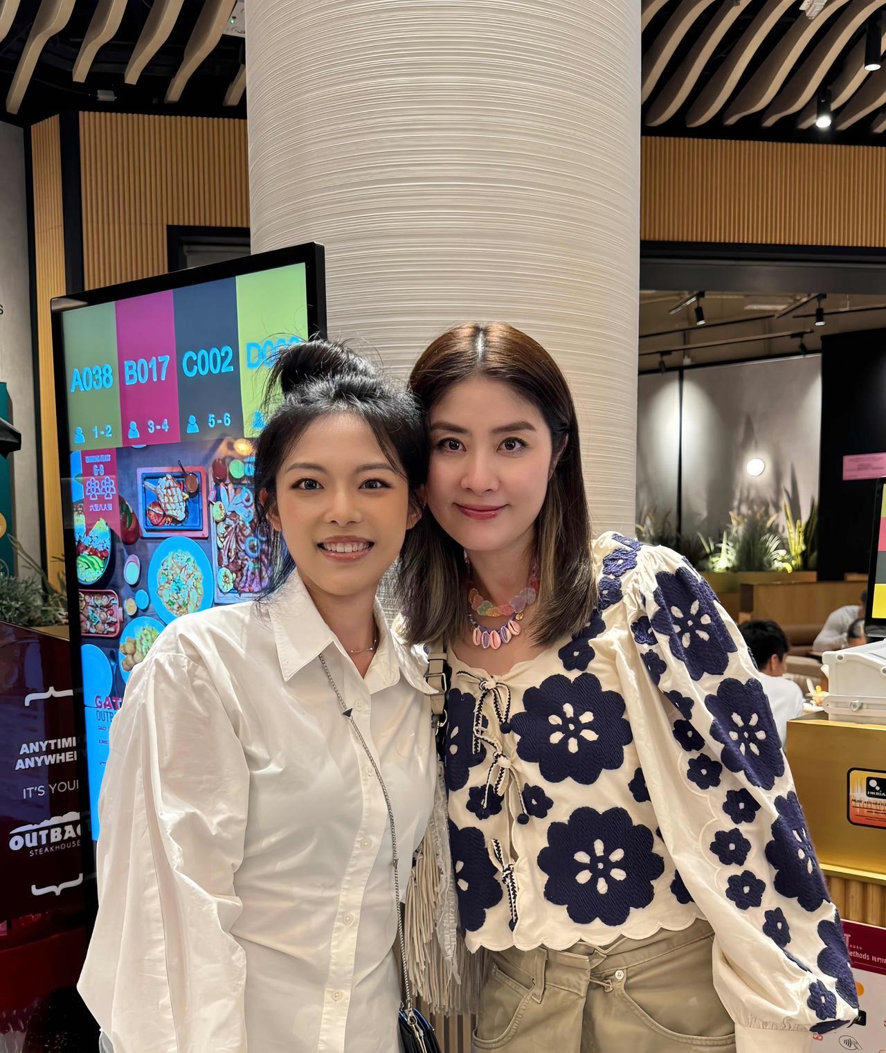 8月1日，美女小姐姐在香港偶遇陈慧琳，Kelly在商场路过的时候，两人来了这张合
