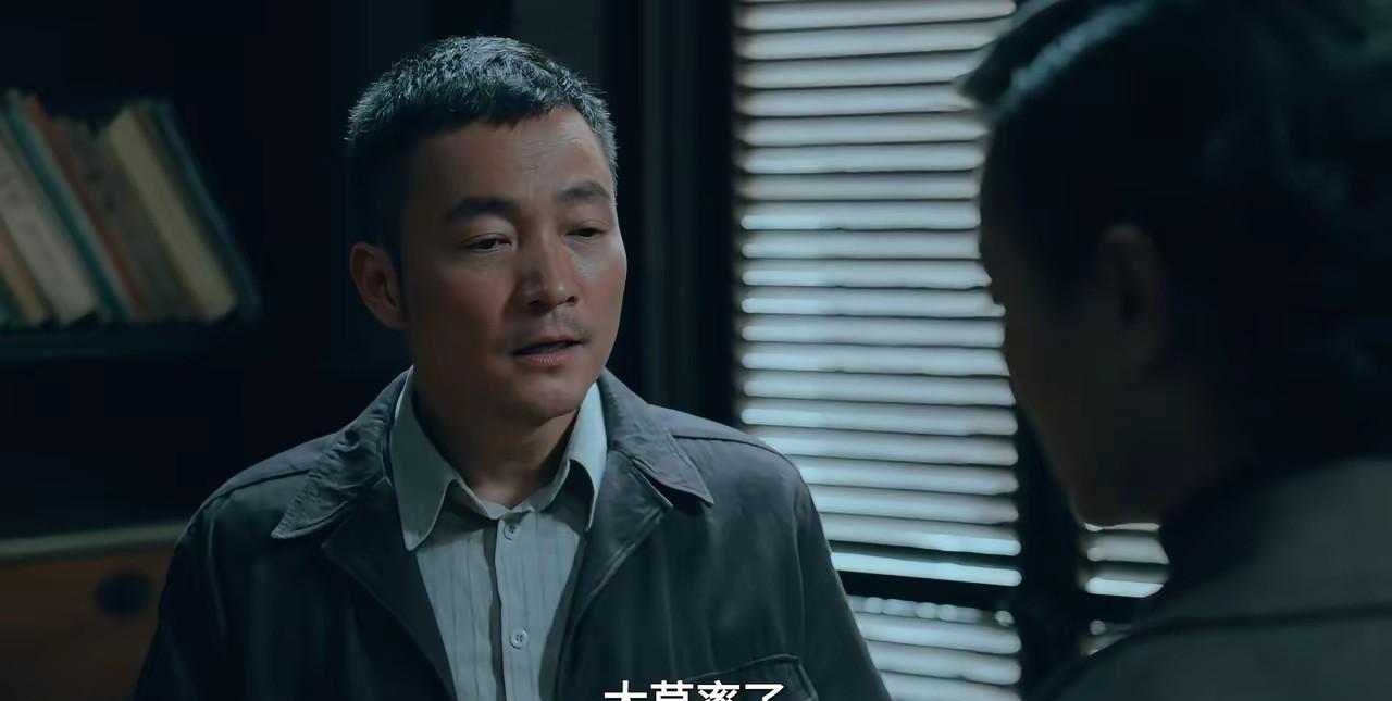 吕秀才（喻恩泰）你以后还是安心教书吧，别出来演戏了。
你想想，《沉默的荣耀》里，
