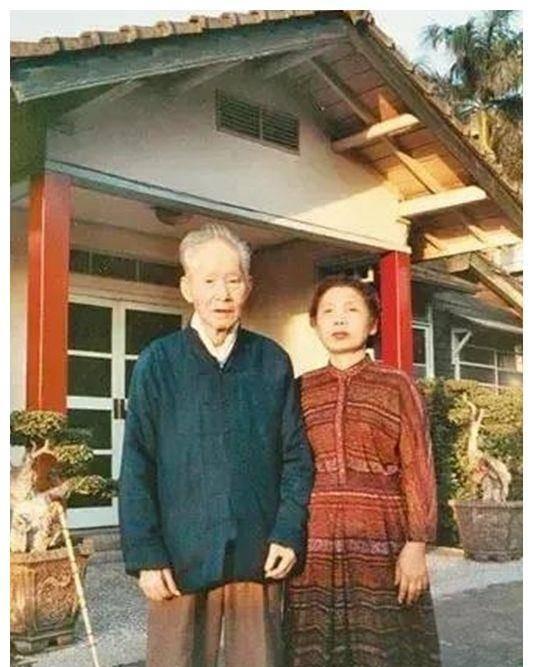 1988 年，被软禁长达 33 年之久的抗日名将孙立人将军重获自由后，与夫人在台